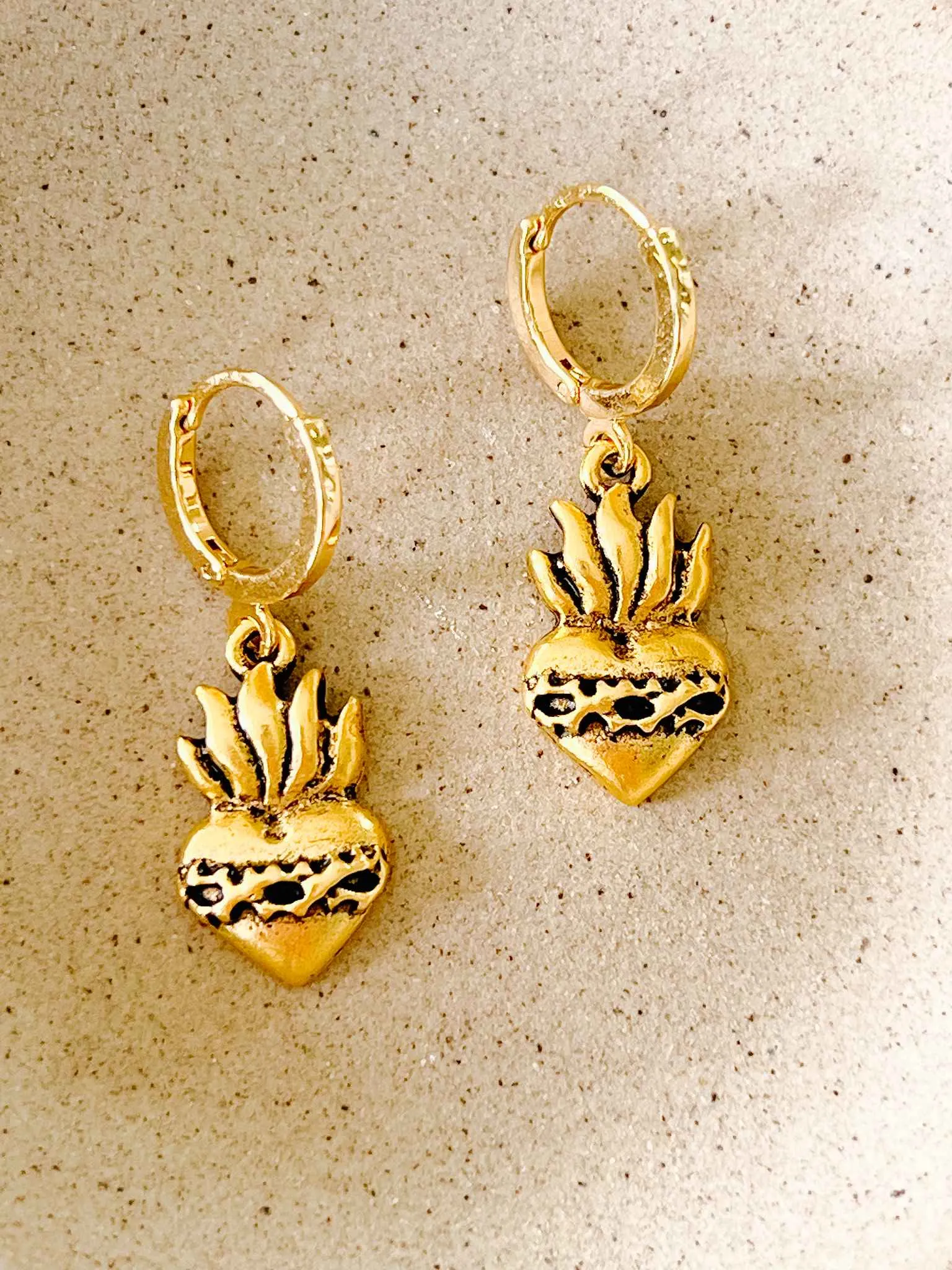 Coraz&oacute;n Sagrado - Huggie Earrings