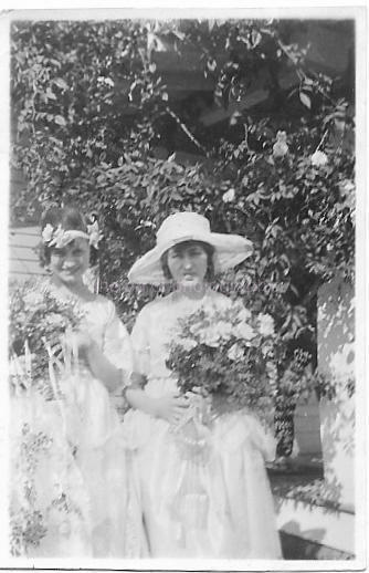 WEDDING GIRLS Vintage Snapshot SMALL FOUND Photo Poster paintingGRAPH bw WOMEN Portrait 08 9 PP