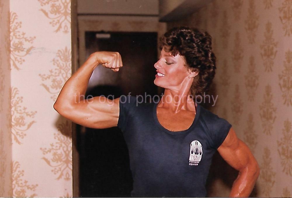 FEMALE BODYBUILDER 80's 90's FOUND Photo Poster painting Color MUSCLE GIRL Original EN 21 57 P