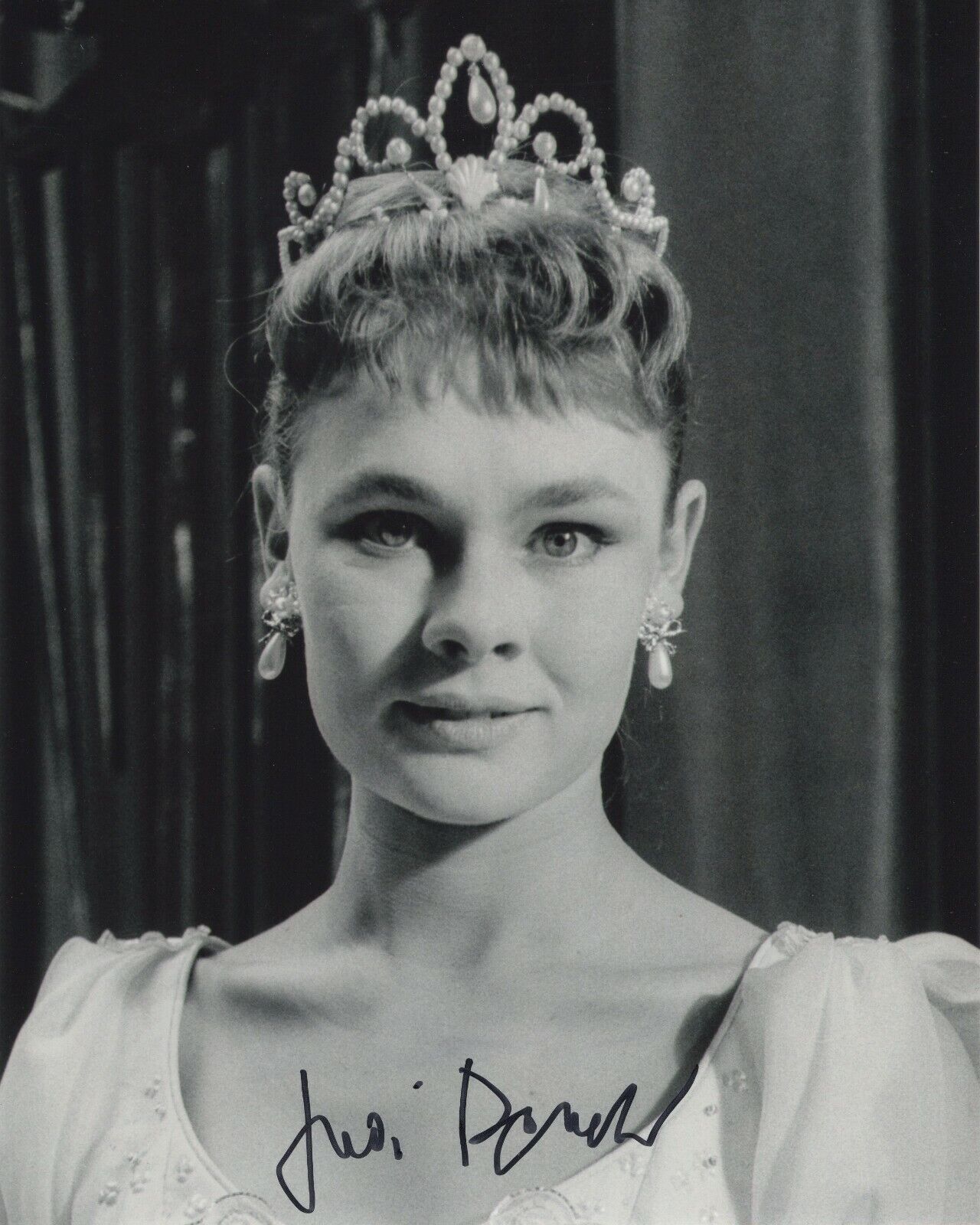 JUDI DENCH SIGNED AUTOGRAPH YOUNG BEAUTIFUL 8X10 Photo Poster painting JAMES BOND 007