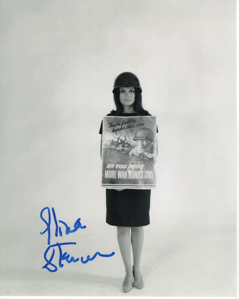 GLORIA STEINEM SIGNED AUTOGRAPHED 8X10 Photo Poster painting - FEMINIST ICON, LEGEND, STEINAM D