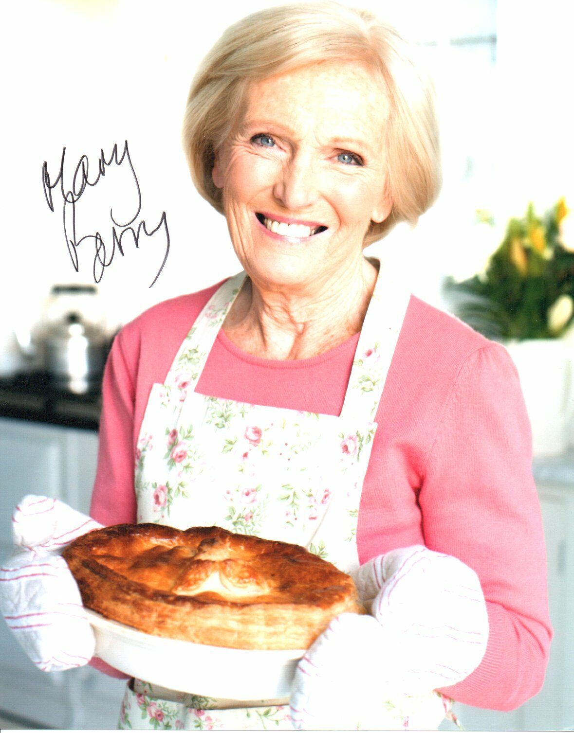 Mary Berry TV Cook Bake Off  Signed 10 by 8 inches Genuine Signature Photo Poster painting