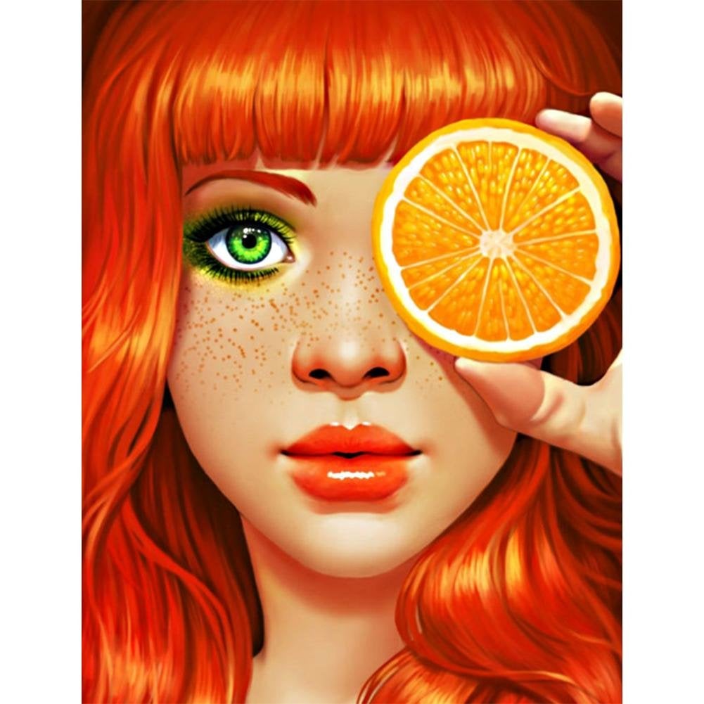 Рыжая девушка с апельсином