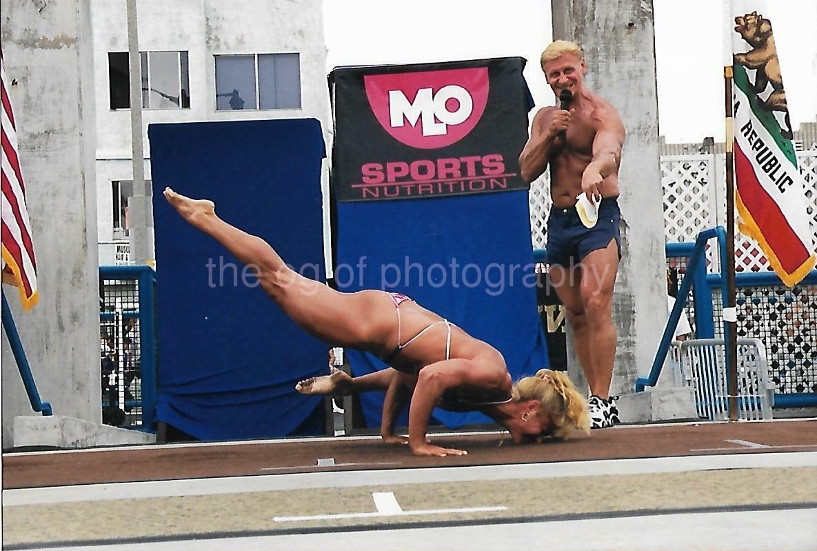 MUSCLE WOMAN Bodybuilder FOUND Photo Poster painting Color VENICE BEACH CALIFORNIA 06 27 U