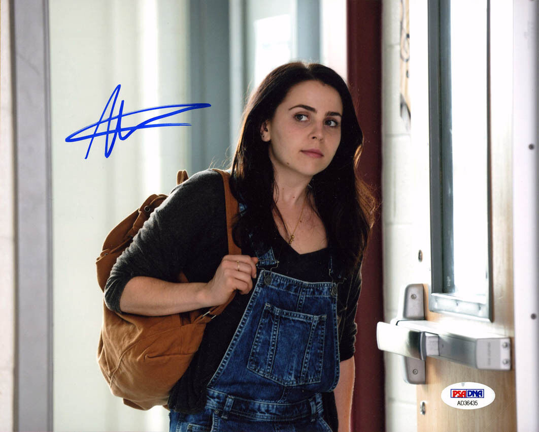 Mae Whitman SIGNED 8x10 Photo Poster painting Family Guy The Duff PSA/DNA AUTOGRAPHED