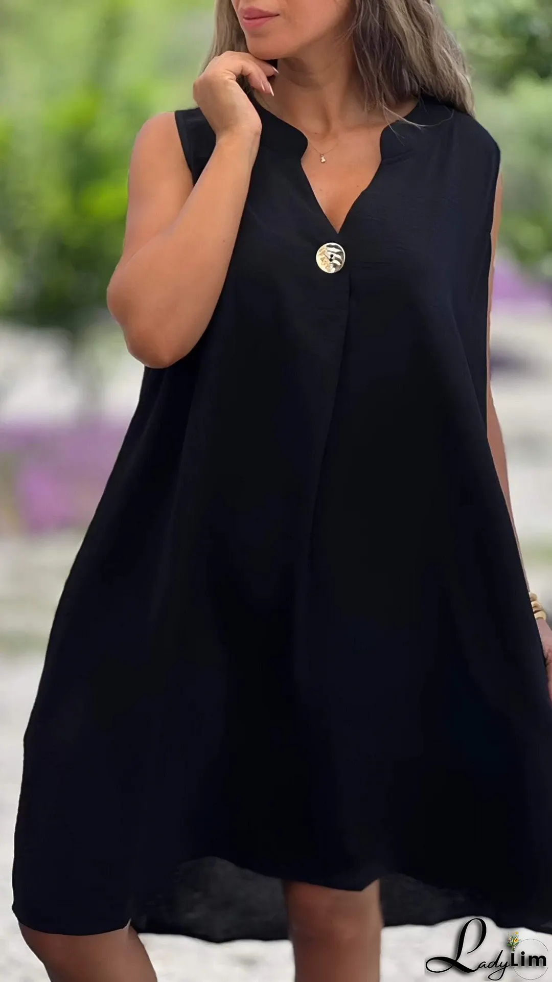 Feminine and light Dress