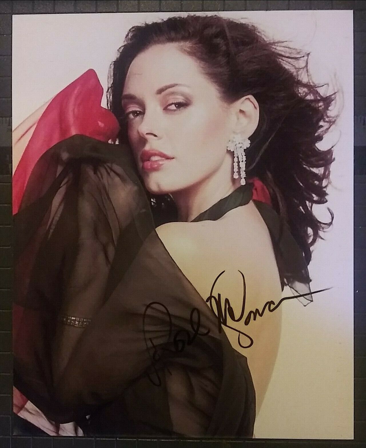 Rose McGowan signed 8x10