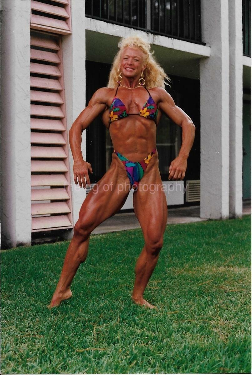 MUSCLE WOMAN 80's 90's FOUND Photo Poster painting Color FEMALE BODYBUILDER Original EN 17 16 N