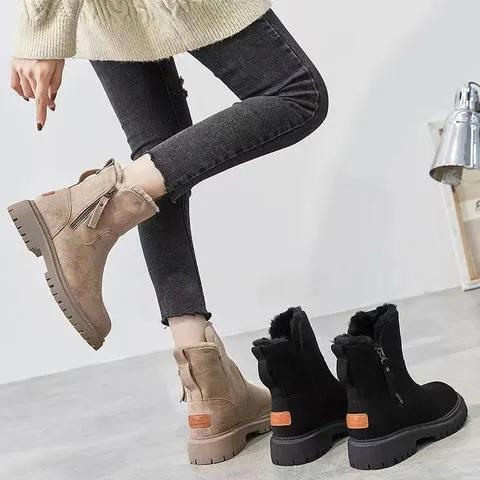 Ein modisches Paar Stiefeletten in Aprikose und Schwarz ergänzt dunkle Röhrenjeans und ist perfekt für einen stylischen Winterlook.