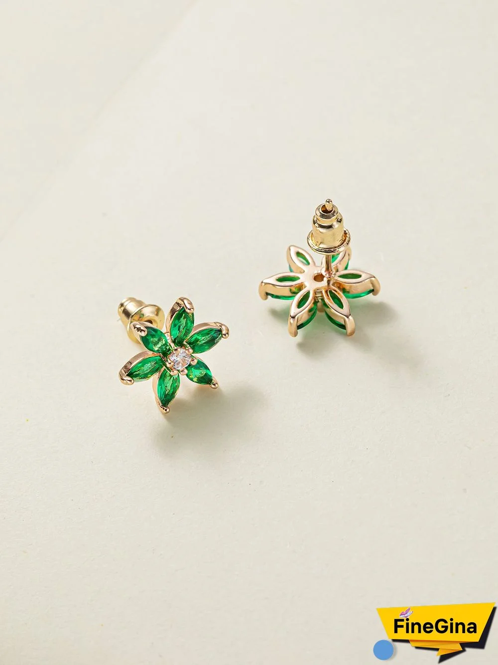 Commuter Simple Green Zircon Petal Earrings