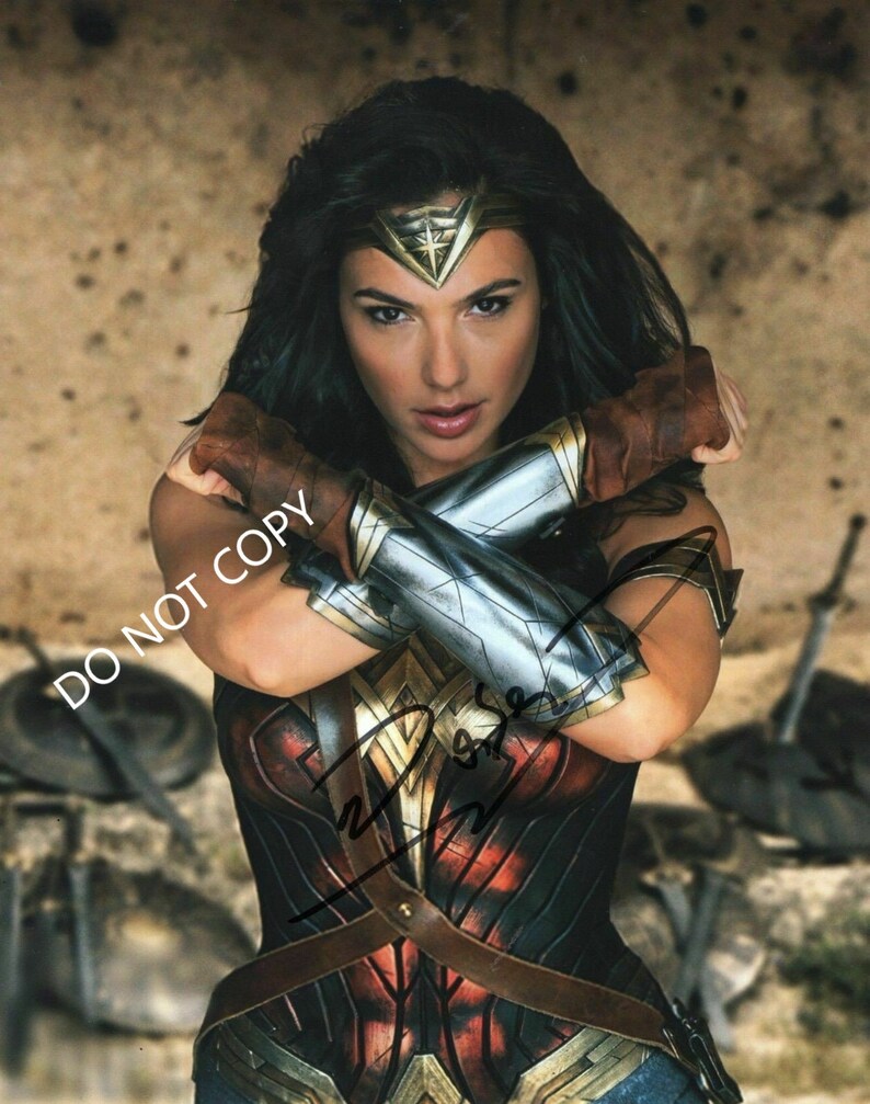 Gal Gadot As Wonder Woman 8 x10 20x25 cm Autographed Hand Signed Photo Poster painting