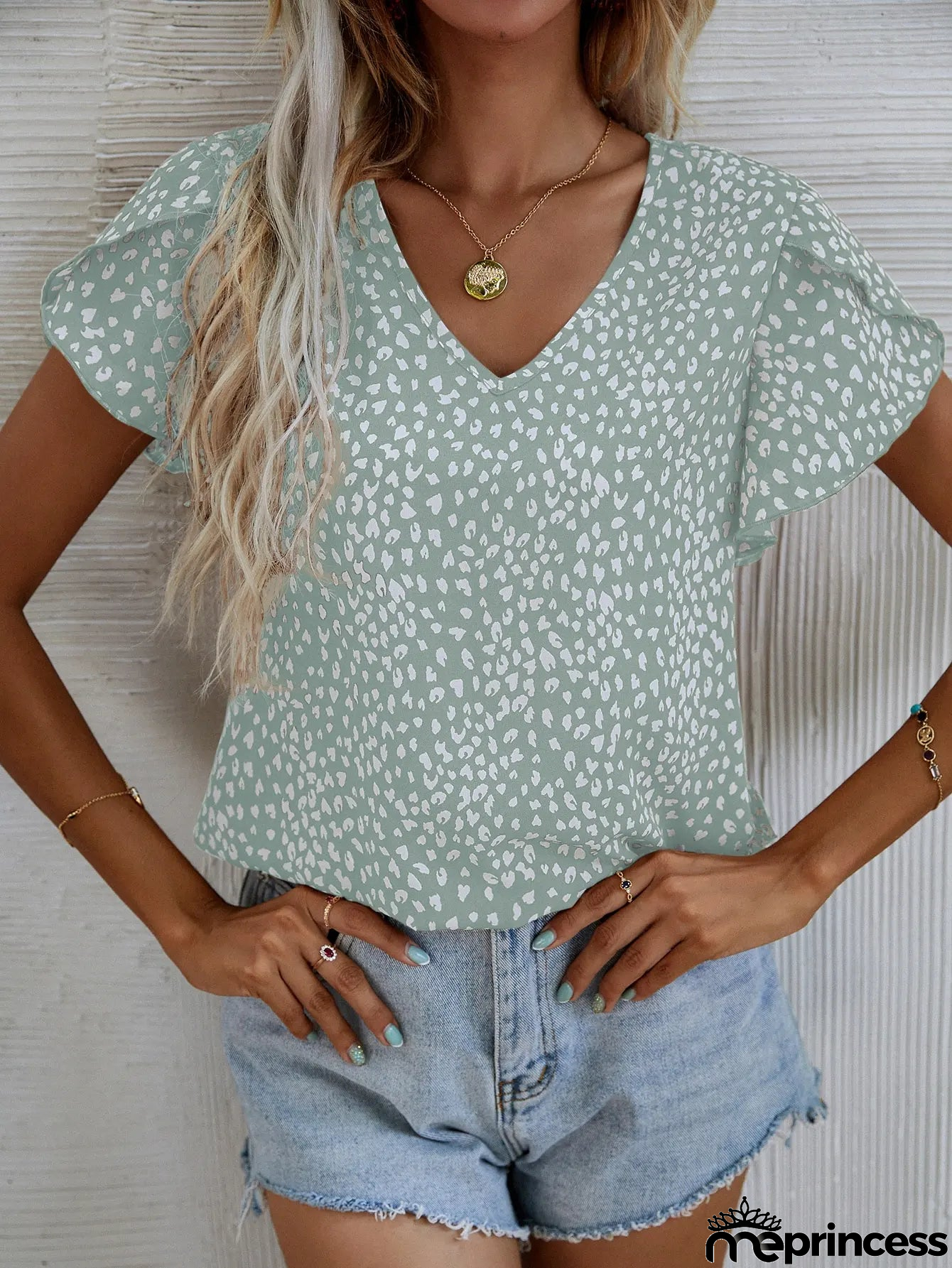 |Short-sleeved summer blouse with slim fit and no collar