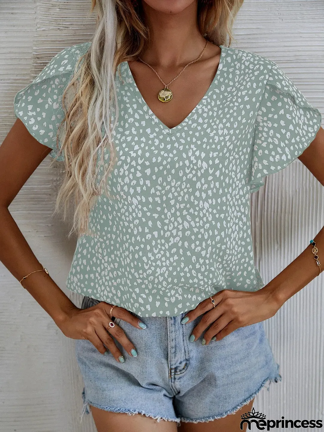 |Short-sleeved summer blouse with slim fit and no collar