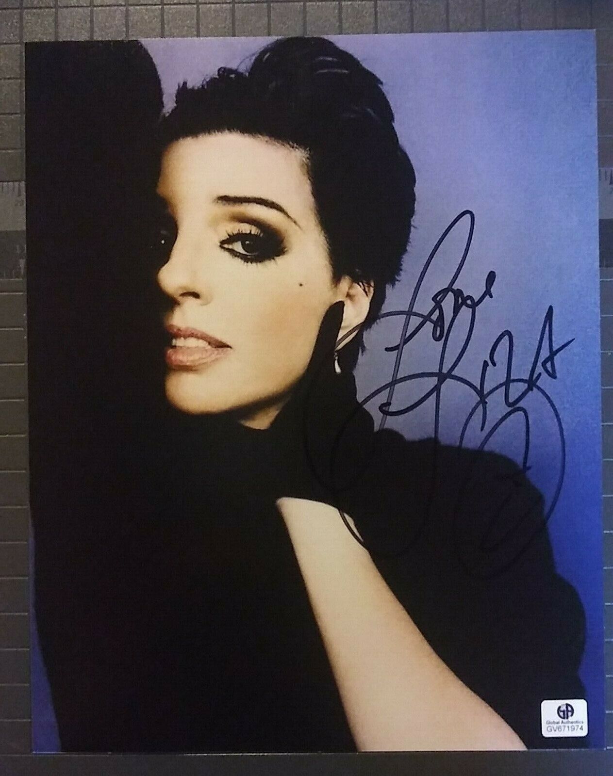 Liza Minnelli signed 8x10 COA GAI