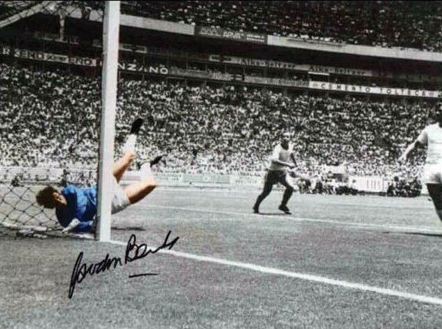 GORDON BANKS SIGNED ENGLAND 1970 FIFA WORLD CUP FOOTBALL Photo Poster painting PELE SAVE PROOF