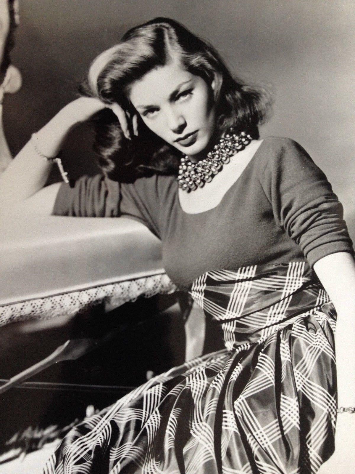 LAUREN BACALL ( 1 ) - LEGENDARY HOLLYWOOD ACTRESS - SUPERB UNSIGNED Photo Poster paintingGRAPH