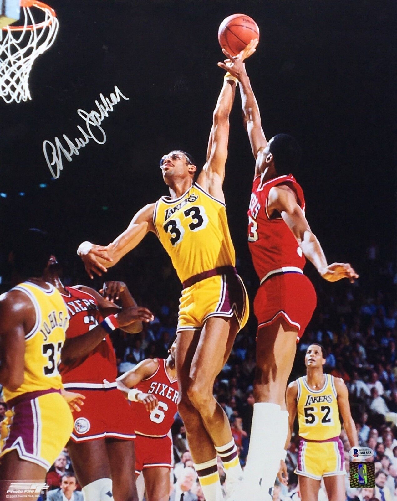 Kareem Abdul-Jabbar Signed Lakers Basketball 16x20 Photo Poster painting BAS Beckett B81858