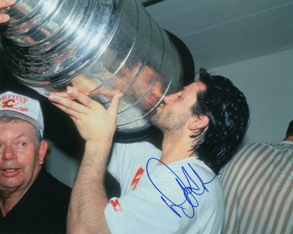 DOUG GILMOUR SIGNED AUTOGRAPH 8x10 Photo Poster painting - CALGARY FLAMES W/ THE STANLEY CUP