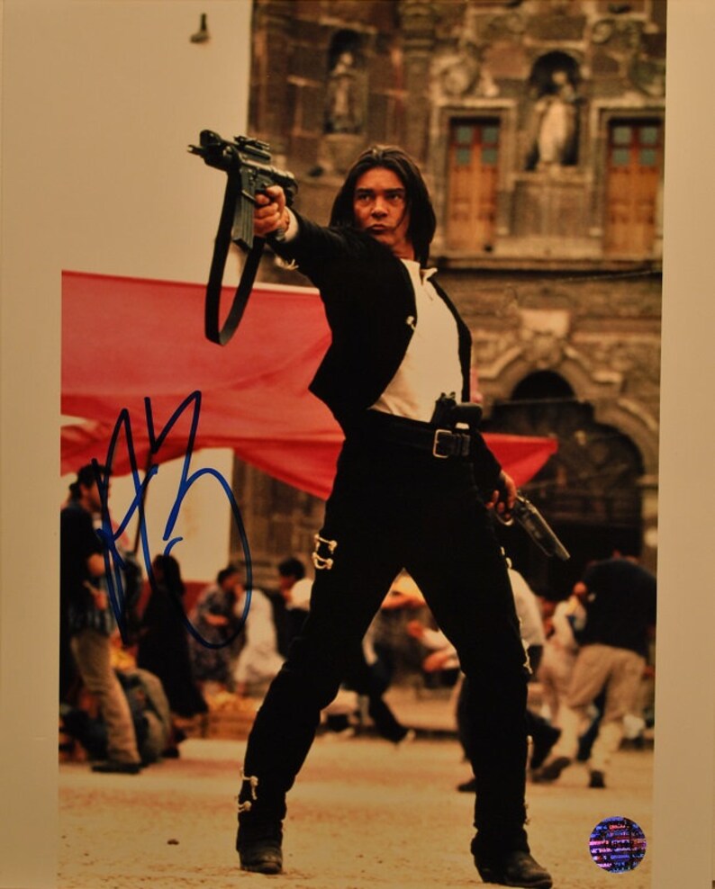 ANTONIO BANDERAS SIGNED Photo Poster painting Desperado, Philadelphia, Assassins, Evita, The Mask of Zorro, Puss in Boots, Schreck wcoa