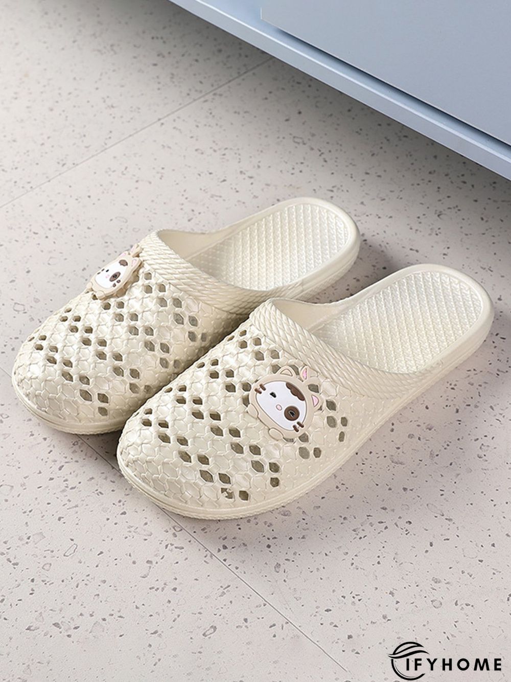 Casual Cartoon Cat Hollow out Bathroom Slippers | IFYHOME