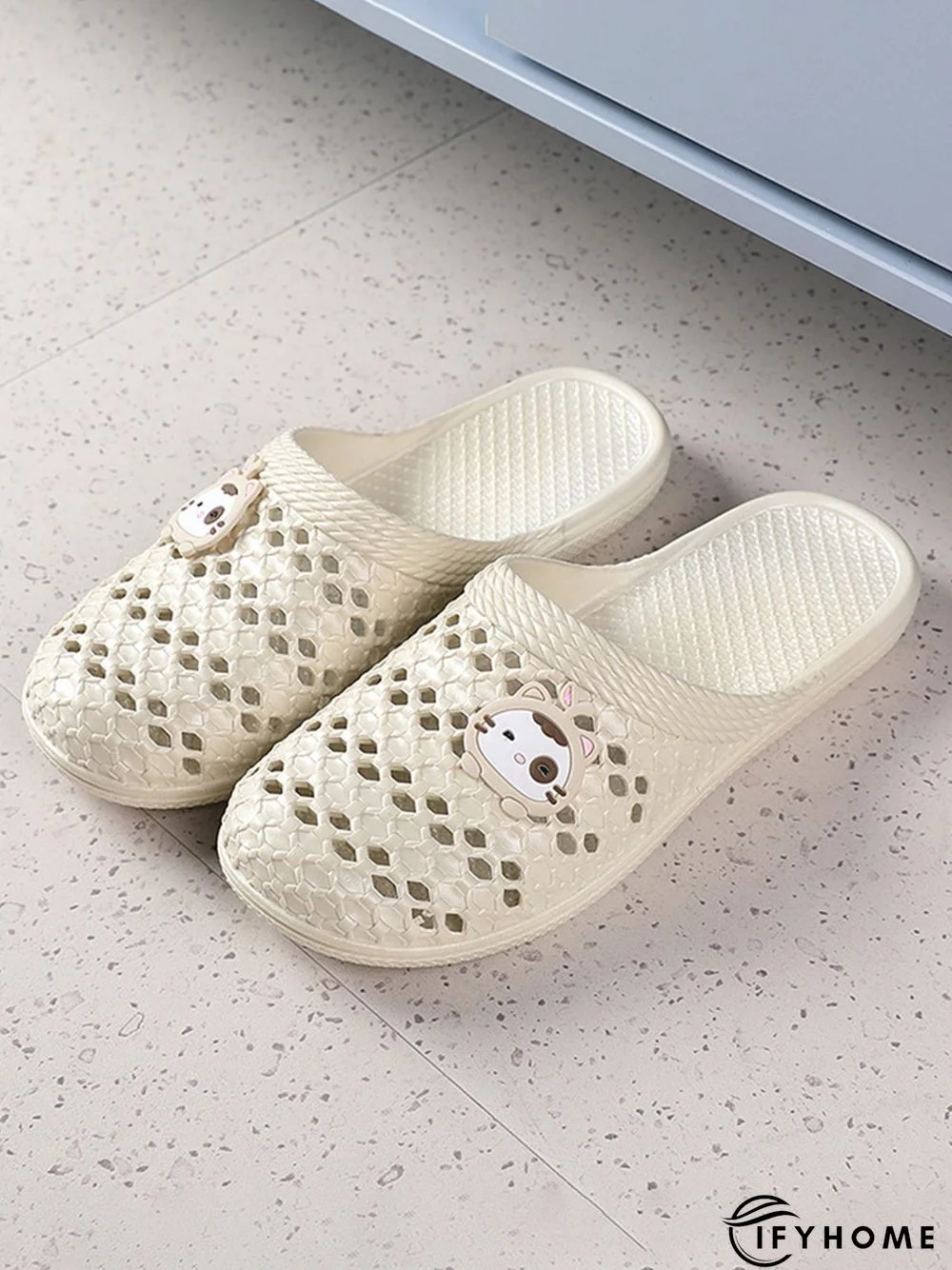 Casual Cartoon Cat Hollow out Bathroom Slippers | IFYHOME