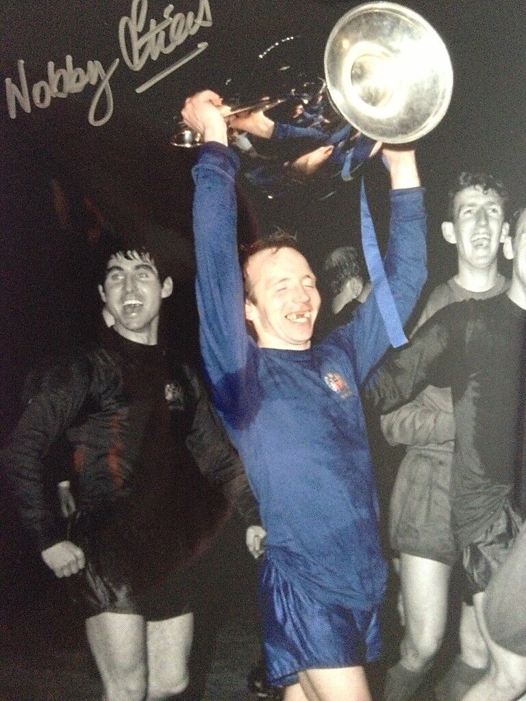 NOBBY STILES - MANCHESTER UNITED LEGEND - EUROPEAN CUP FINAL SIGNED Photo Poster painting