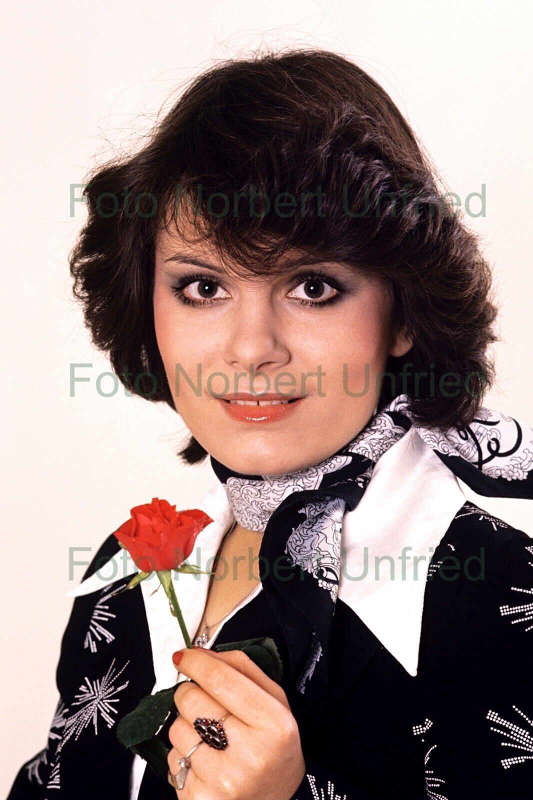 Marianne Rosenberg mit Rose 20 x 30 cm Foto nicht signiert (Nr 2-114