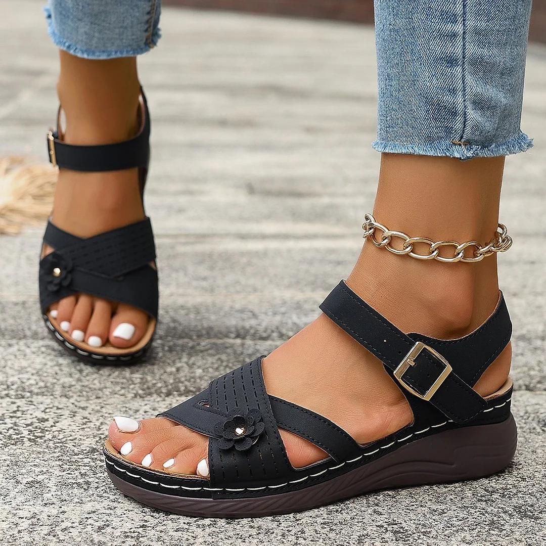 Yyvonne 2025 Summer New Summer Shelides Women's Flowers Flat-Soled Sandals Wearing Buckle Sandals