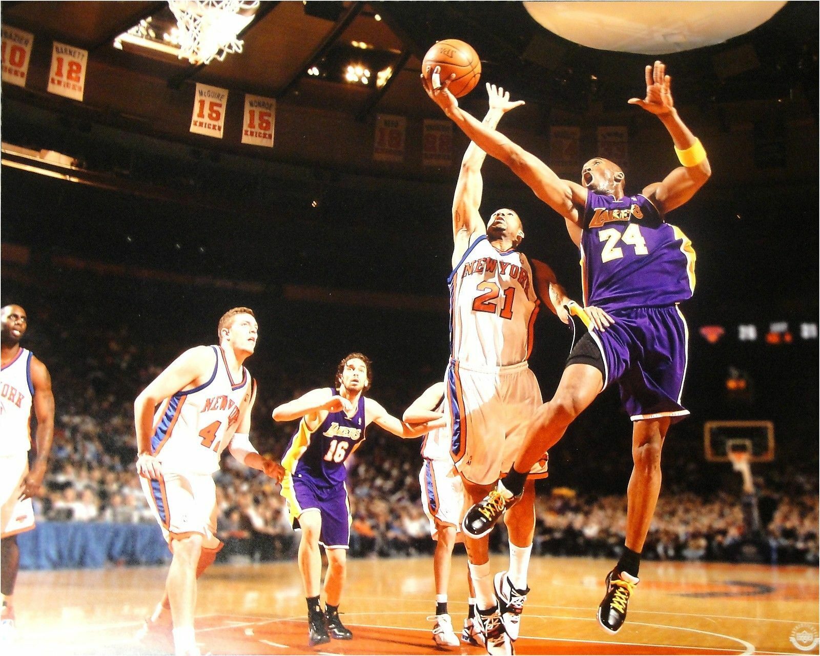 Kobe Bryant UNSIGNED 16x20 Photo Poster painting Layup VS New York With Pau Gasol UDA