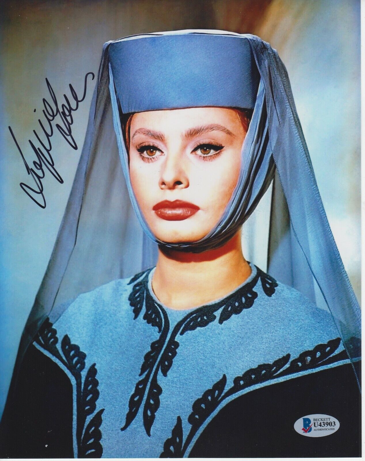 SOPHIA LOREN SIGNED 8X10 Photo Poster painting BECKETT CERTIFIED POSE 3