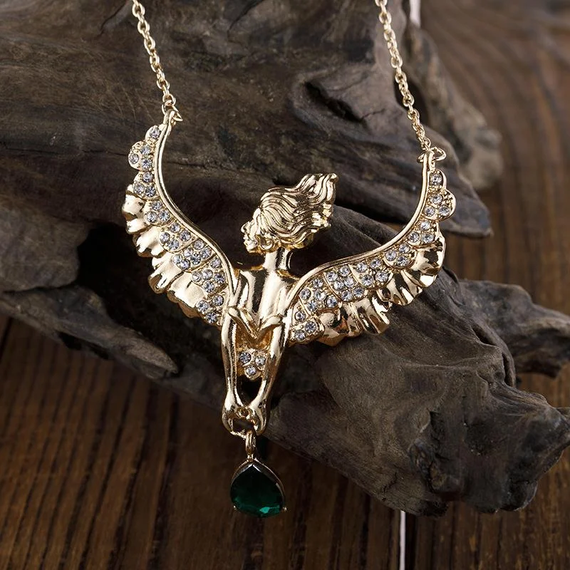 Creative Diamond-encrusted Queen's Angel Wings Emerald Necklace