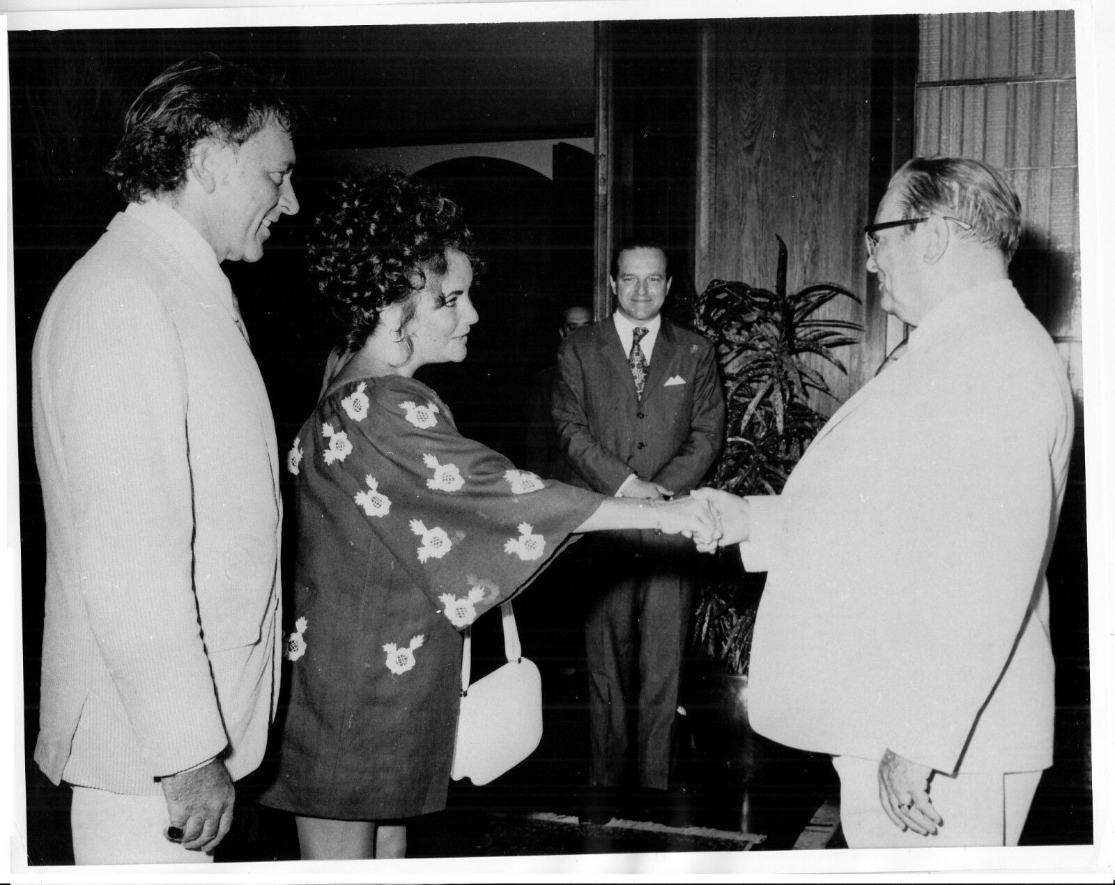 ELIZABETH TAYLOR & RICHARD BURTON original 1971 UPI 8x10 meet YUGOSLAV PRES TITO