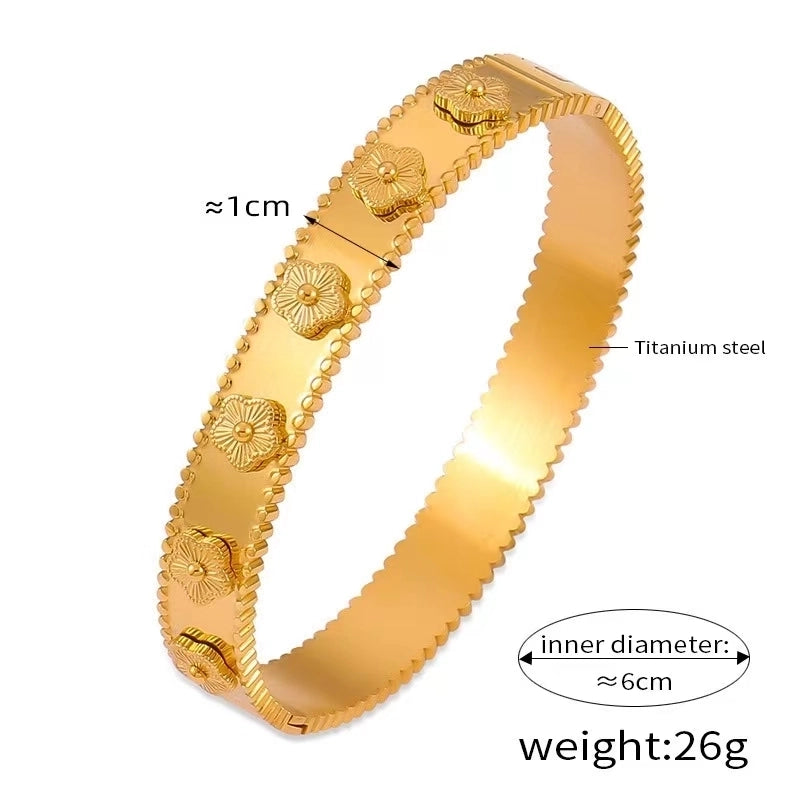 Elegant Luxurious Classic Style Flower Titanium Steel 18K Gold Plated Bangle In Bulk