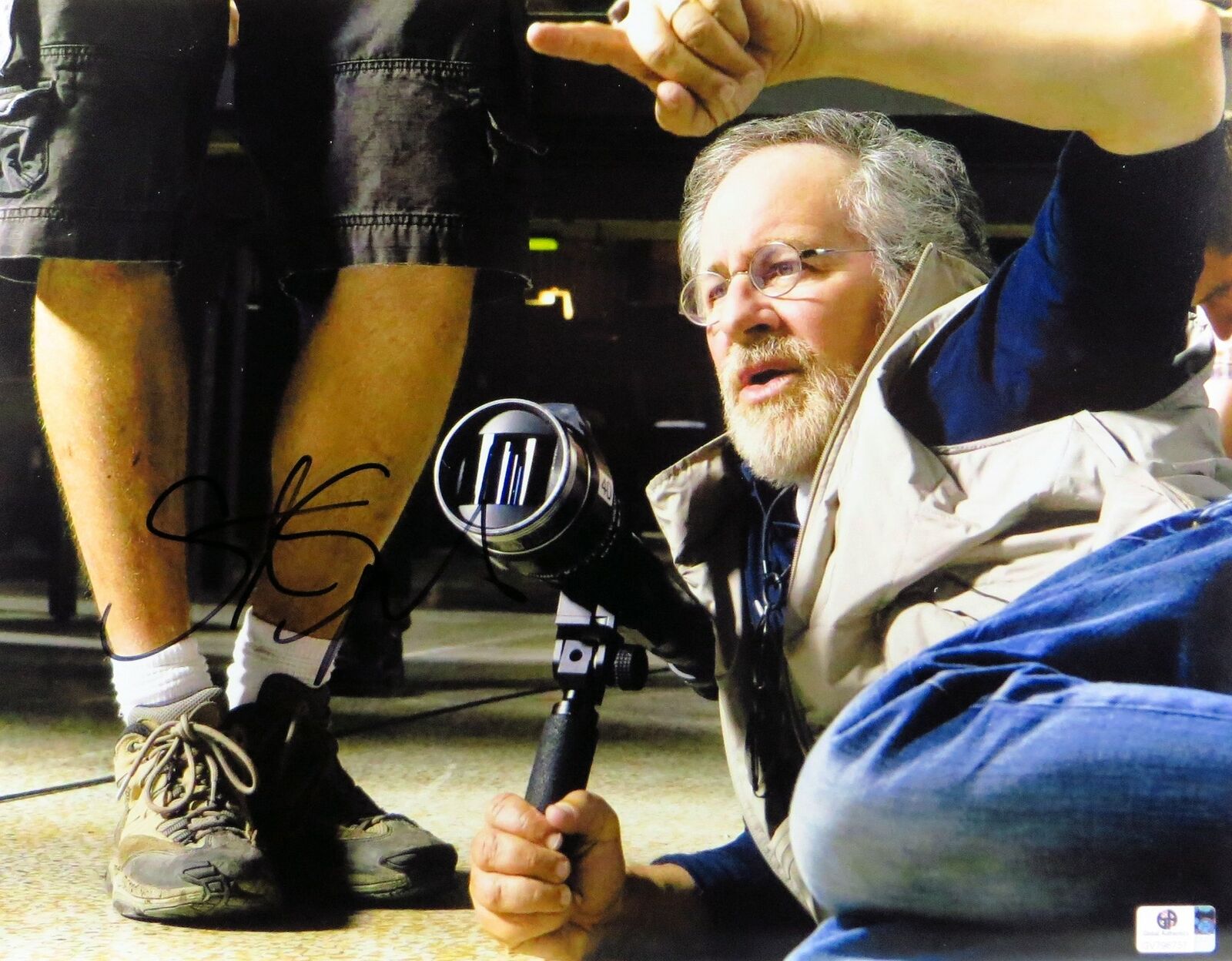 Steven Spielberg Autographed 11X14 Photo Poster painting Director on Floor Shooting GV796737