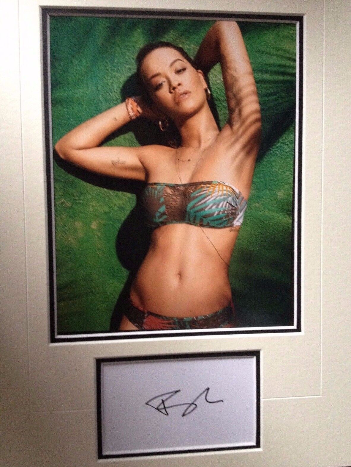 RITA ORA - CHART TOPPING SINGER & RV CELEB - SIGNED COLOUR Photo Poster painting DISPLAY