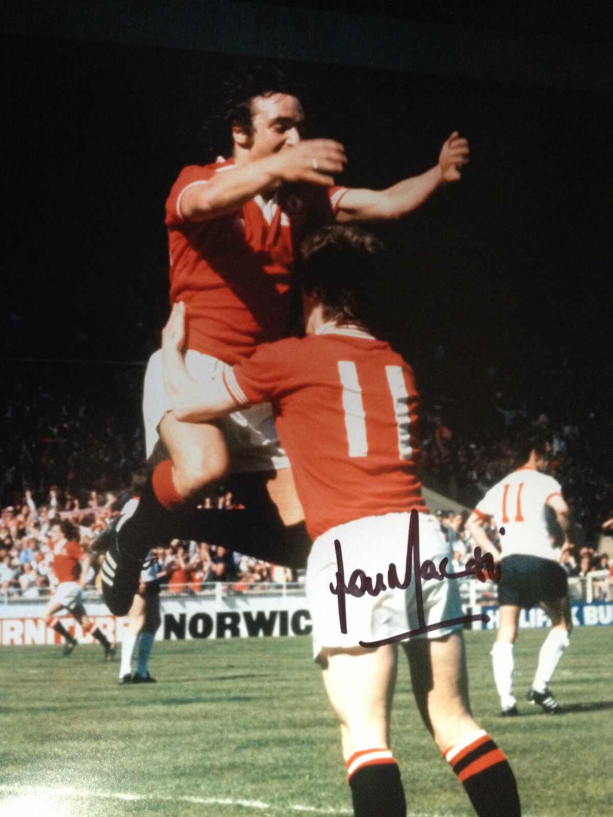 LOU MACARI - MANCHESTER UNITED LEGEND - EXCELLENT SIGNED COLOUR Photo Poster paintingGRAPH