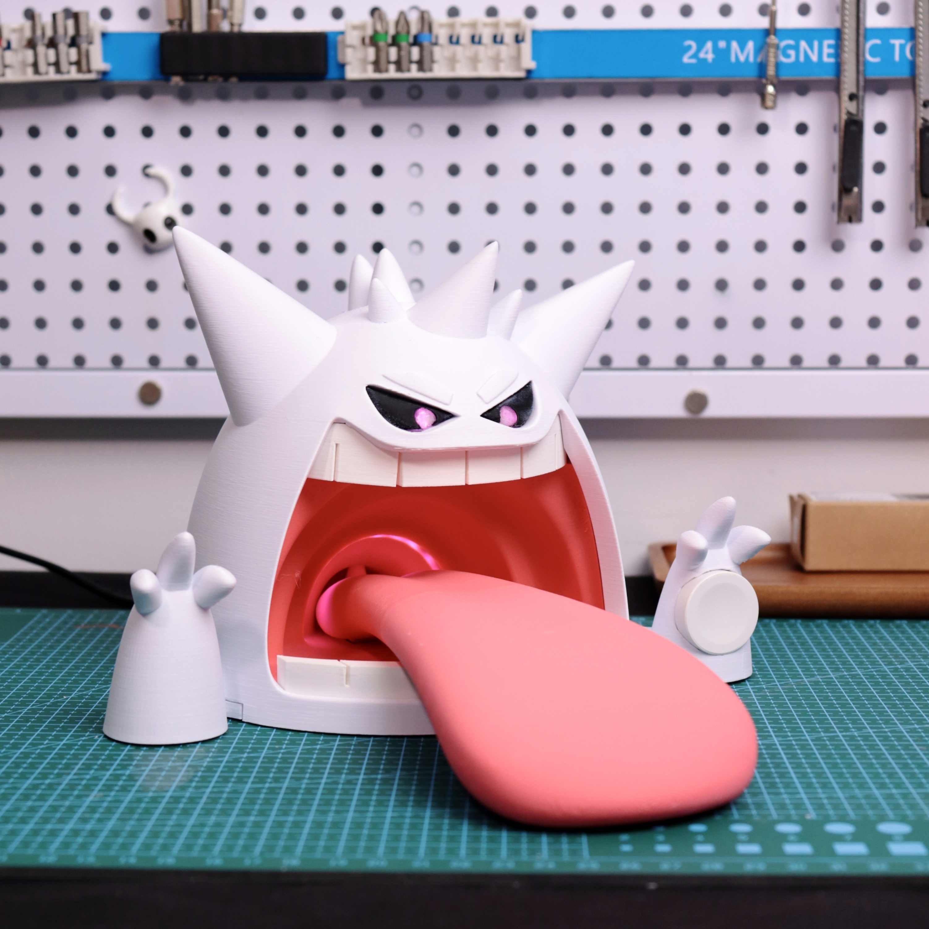 Gigantamax Gengar wireless charger