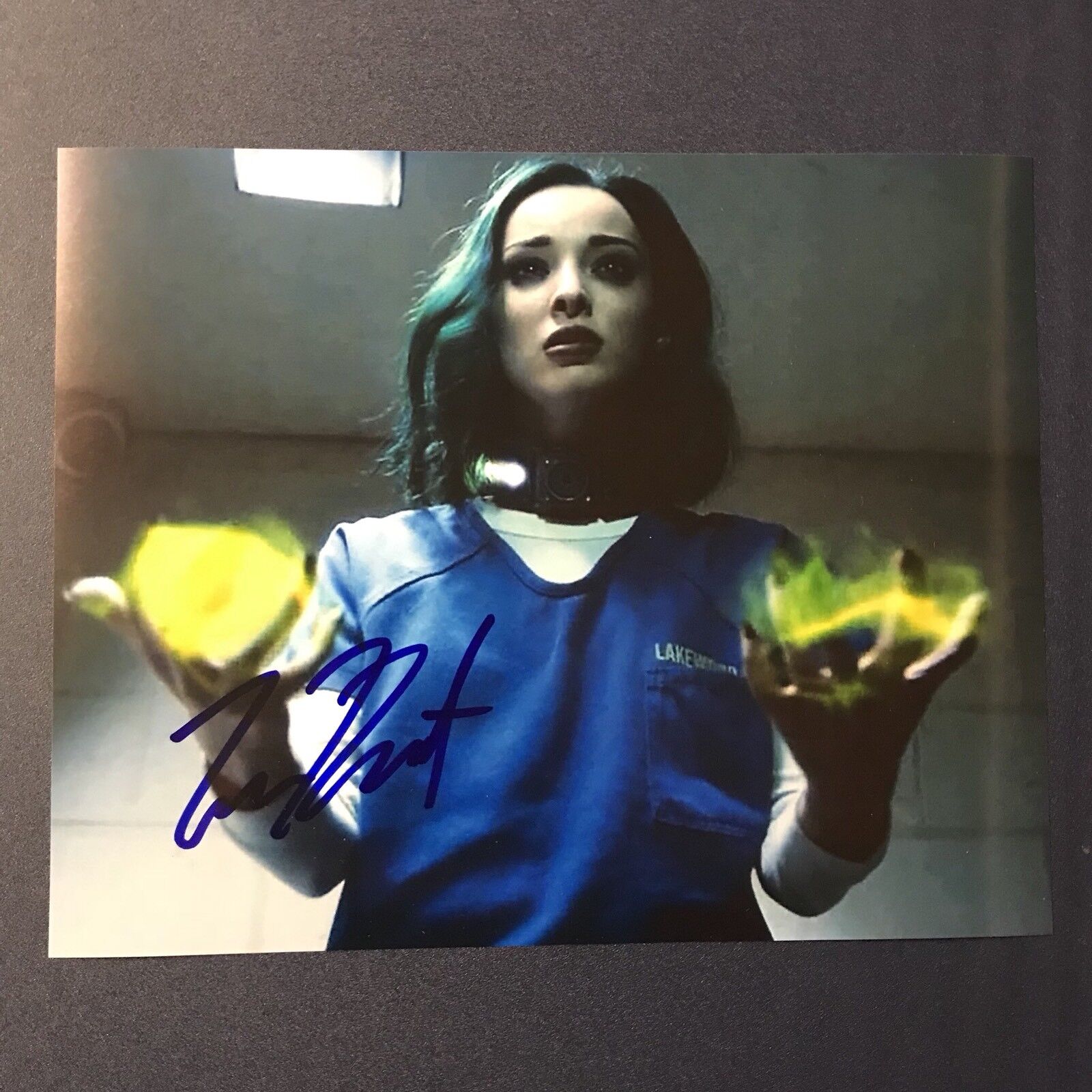 EMMA DUMONT SIGNED 8x10 Photo Poster painting SEXY ACTRESS AUTOGRAPHED THE GIFTED STAR RARE COA