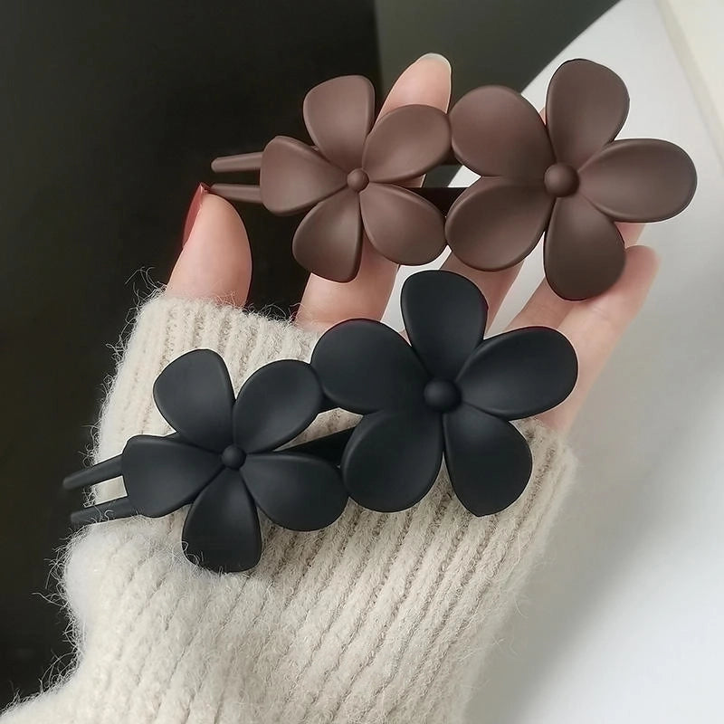 Minimalist Solid Color Flower Plastic Hair Clip