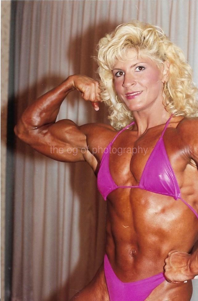 PRETTY GIRL 80's 90's FOUND Photo Poster painting Color MUSCLE WOMAN Original EN 21 40 S