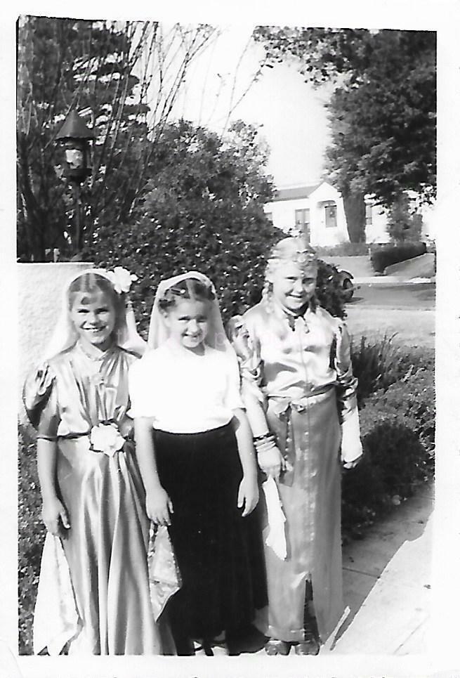 YOUNG GIRLS Vintage FOUND Photo Poster paintingGRAPH bwOriginal Snapshot 09 12 Y