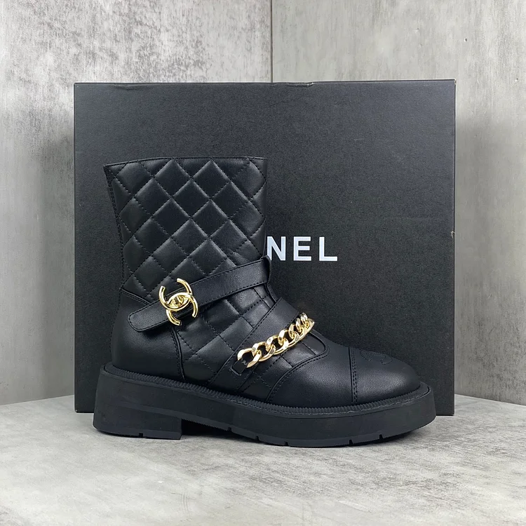 Finally, I own these Chanel quilted boots from CHANEL 2025! Classic quilted pattern.