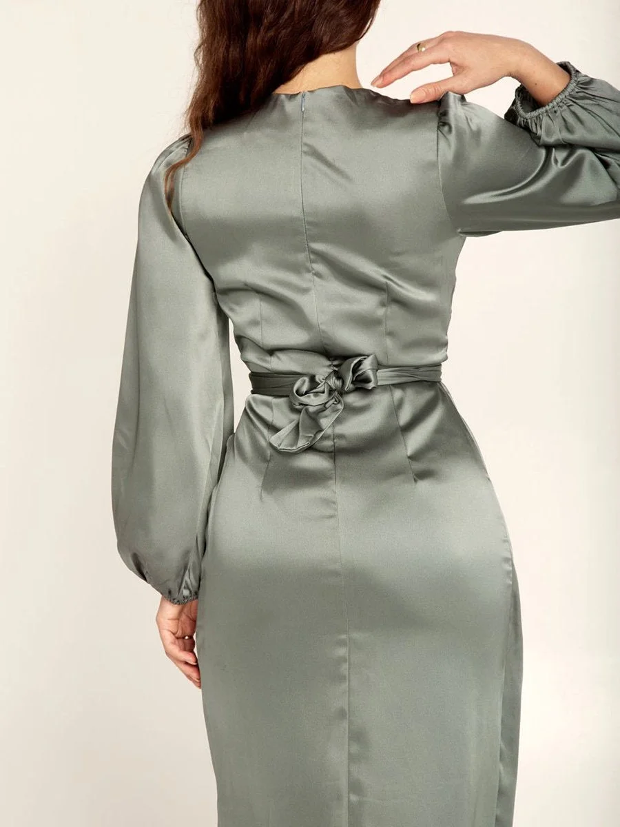 Satin dress with round neck and long sleeves