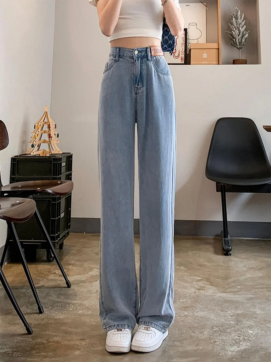Brownm baggy air jeans with a high waist