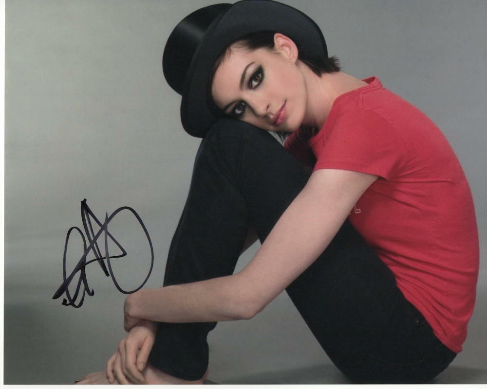 ANNE HATHAWAY SIGNED AUTOGRAPHED 8X10 Photo Poster painting - HOT SEXY CATWOMAN, BAREFOOT BEAUTY