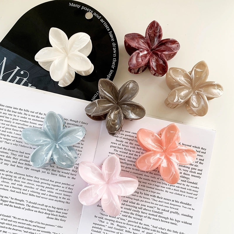Women’s Sweet Minimalist Flower Resin Hair Claws