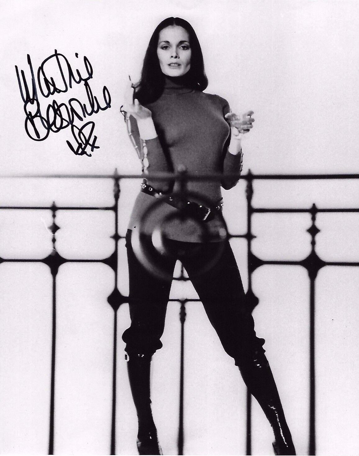 Martine Beswicke Signed 8x10 Photo Poster painting - James Bond BABE - THUNDERBALL - SEXY! G996