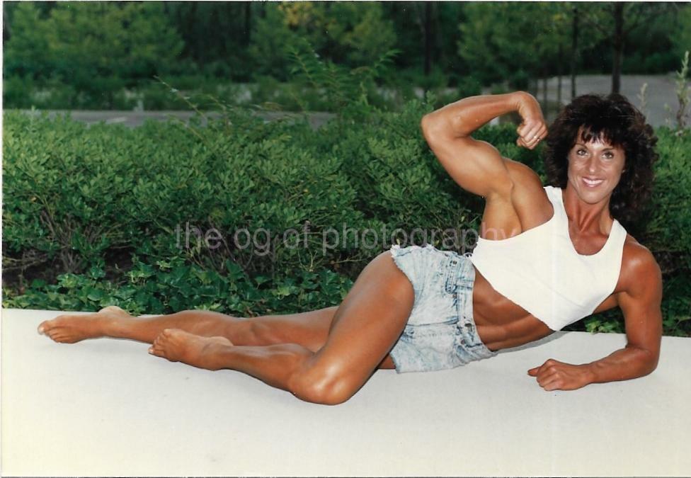 Female Bodybuilder FOUND Photo Poster painting Color MUSCLE WOMAN Original EN 22 40 ZZ