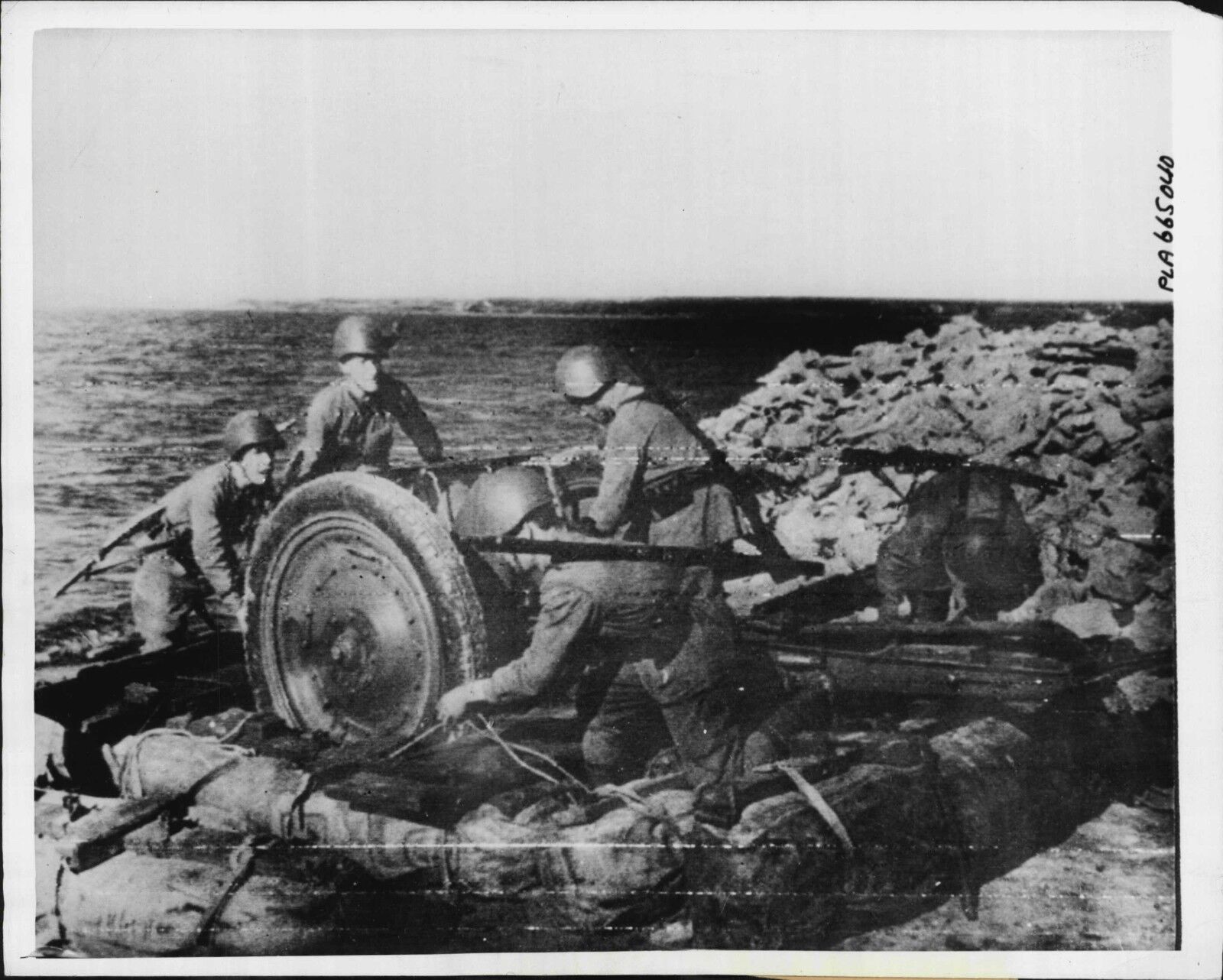 Russian Army Soldiers 1942 Press Wire Photo Poster painting Repel Germans at Grozny Oilfields