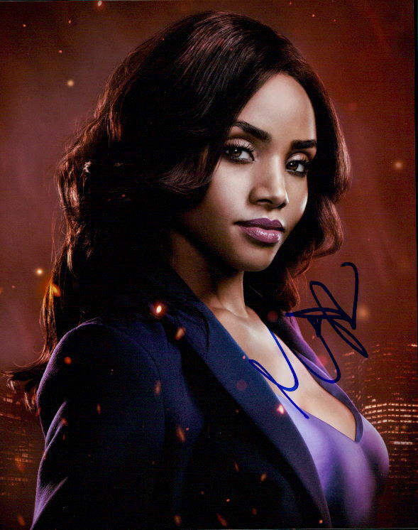 Meagan Tandy (Batwoman) signed 8x10 Photo Poster painting in-person